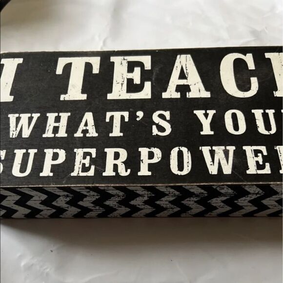 Beautiful wooden decor with Chevron around the sides, can be hung on a wall - Picture 2 of 6